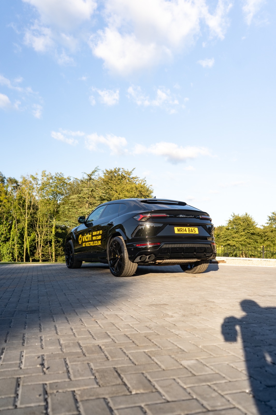 Black Lamborghini Urus for Victri — outdoor automotive photography, photo 1