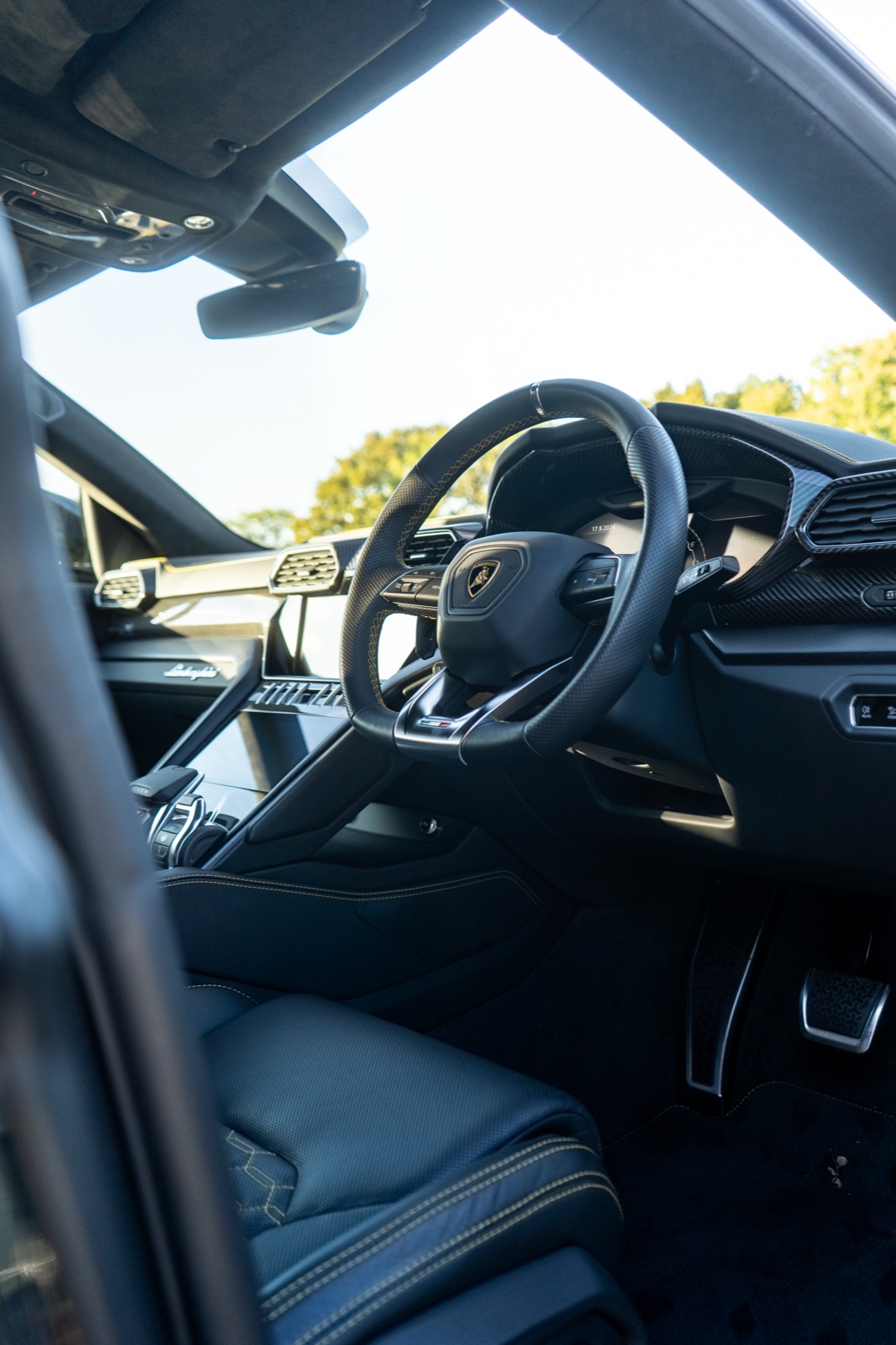 Black Lamborghini Urus for Victri — outdoor automotive photography, photo 2