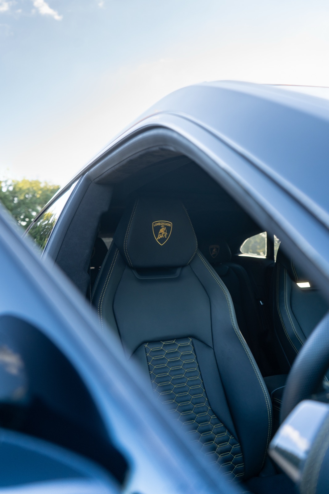 Black Lamborghini Urus for Victri — outdoor automotive photography, photo 3