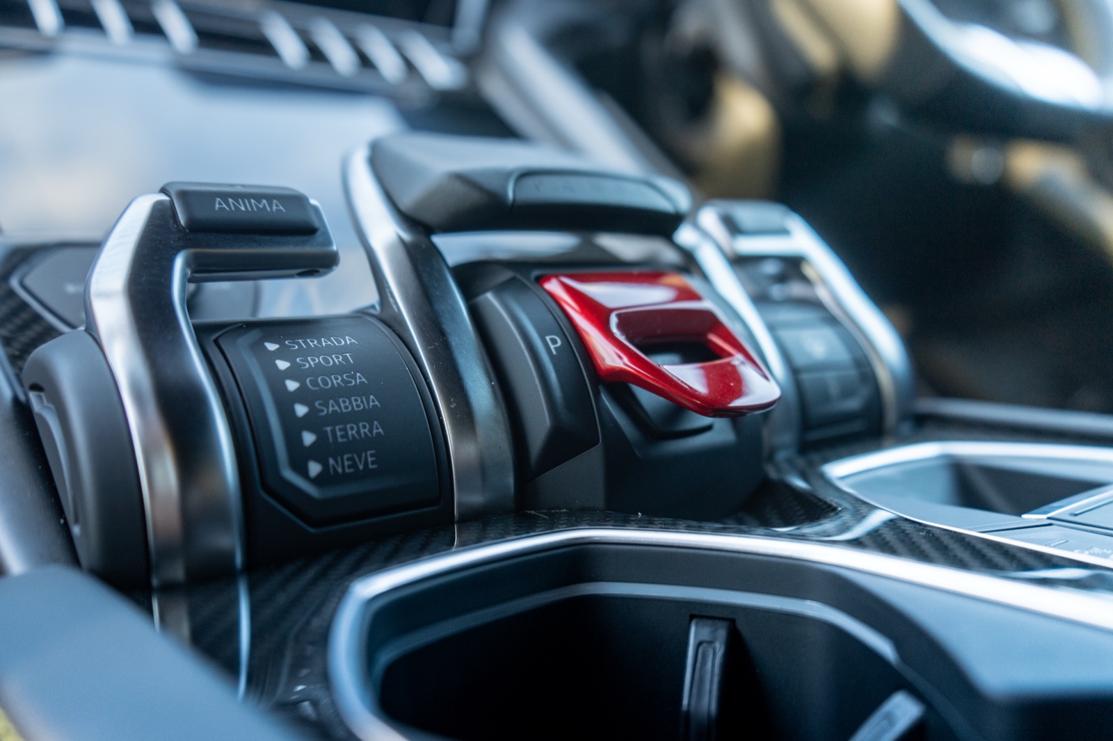 Black Lamborghini Urus for Victri — outdoor automotive photography, photo 4