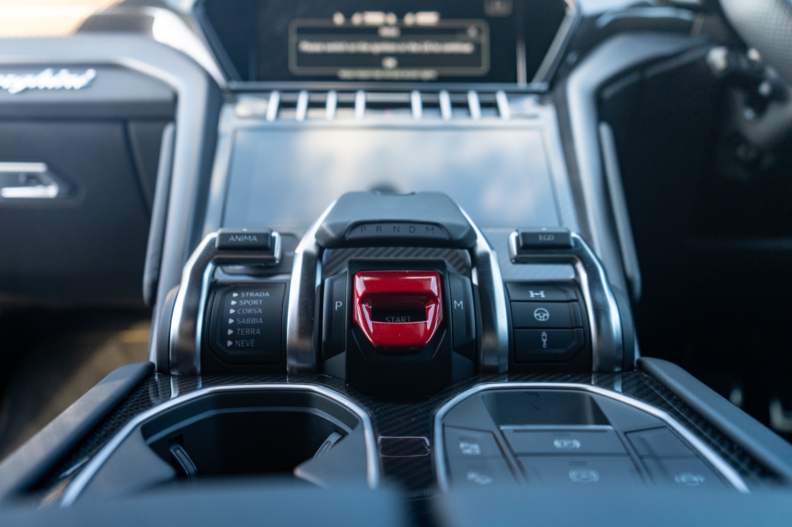 Black Lamborghini Urus for Victri — outdoor automotive photography, photo 5