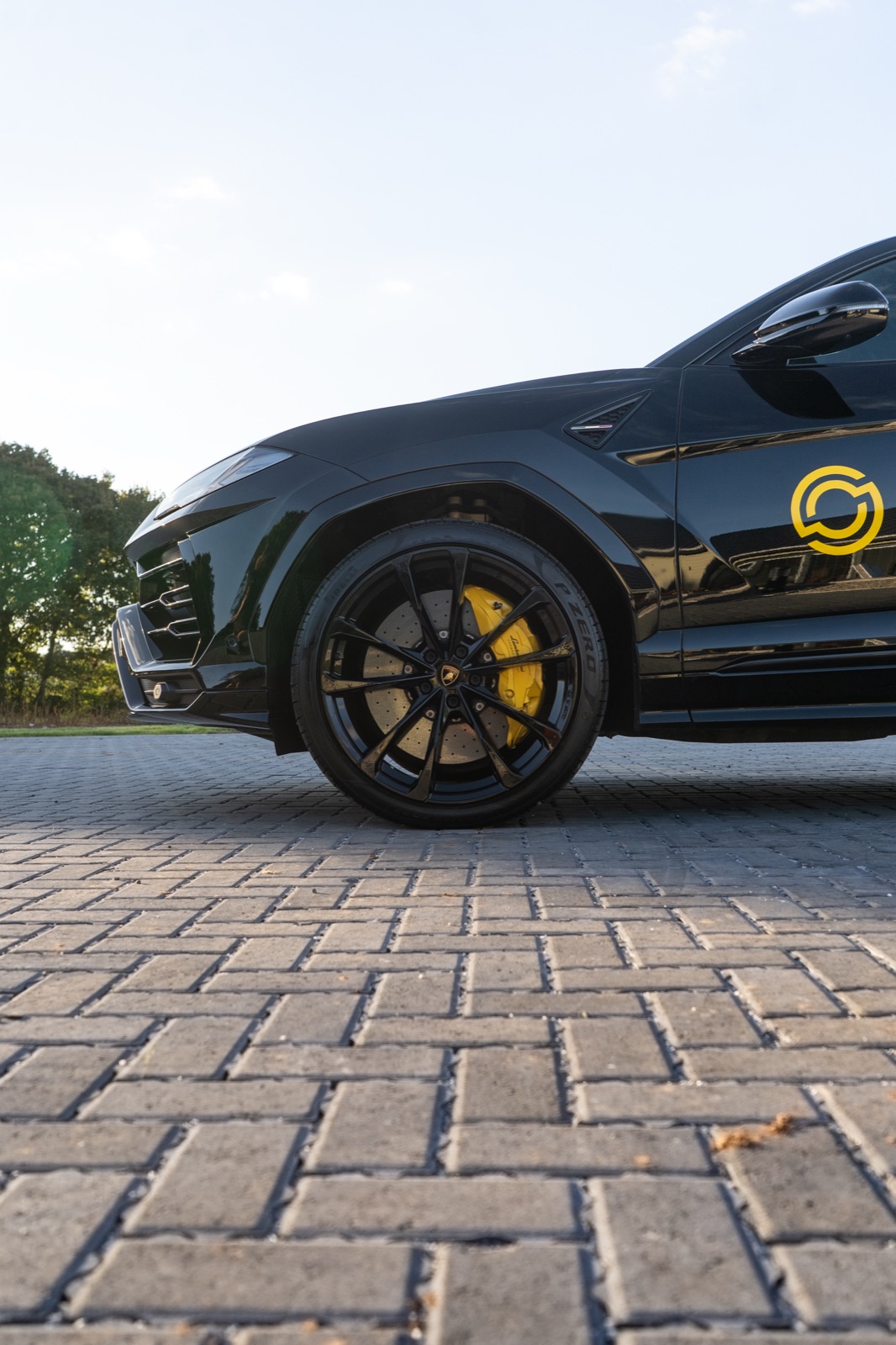 Black Lamborghini Urus for Victri — outdoor automotive photography, photo 8