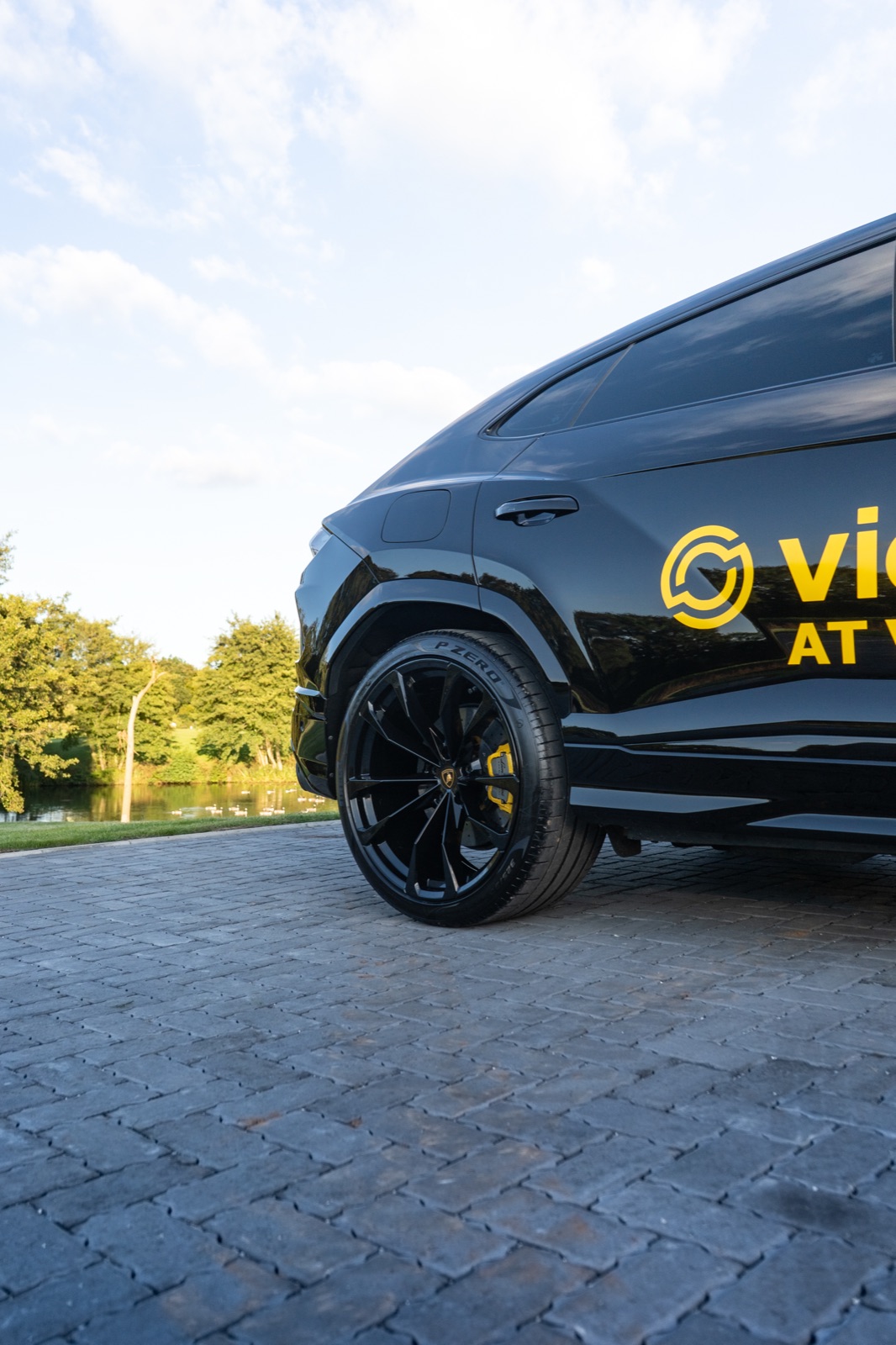 Black Lamborghini Urus for Victri — outdoor automotive photography, photo 10