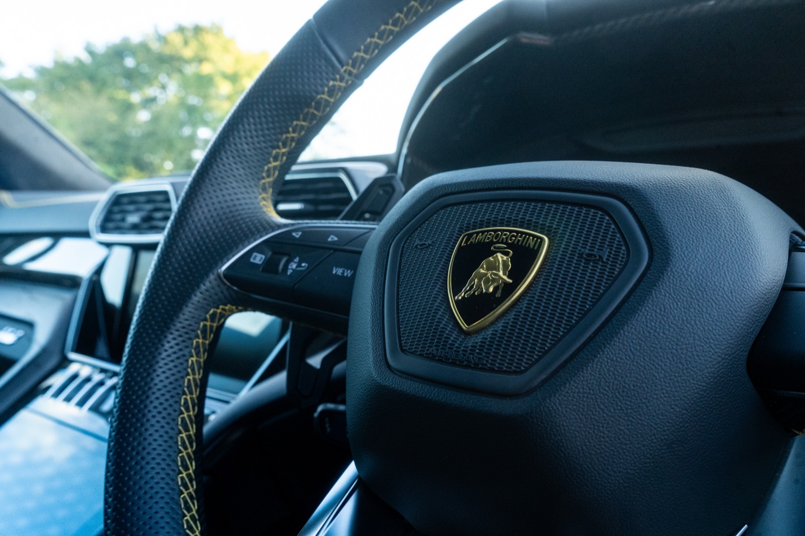 Black Lamborghini Urus for Victri — outdoor automotive photography, photo 12