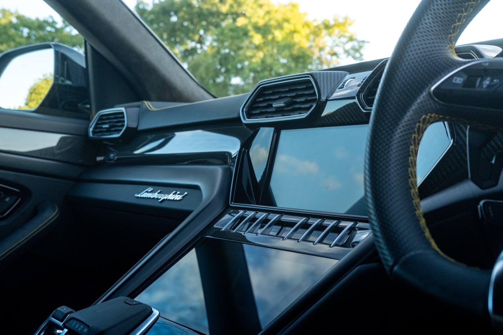Black Lamborghini Urus for Victri — outdoor automotive photography, photo 13