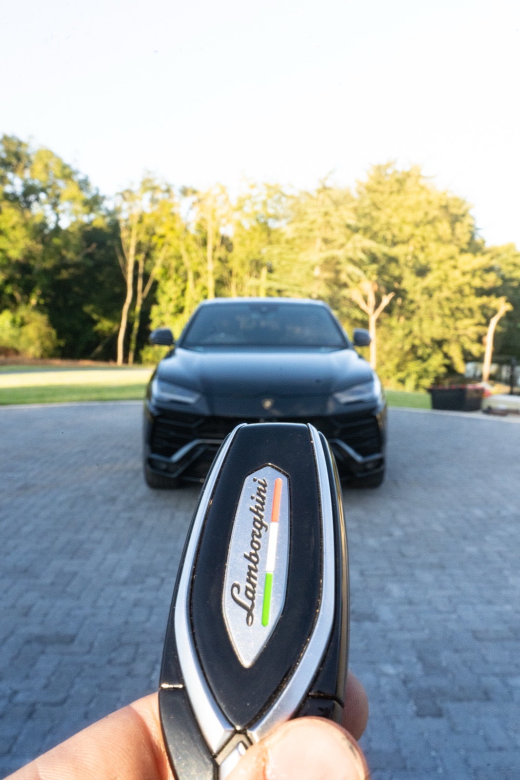 Black Lamborghini Urus for Victri — outdoor automotive photography, photo 14