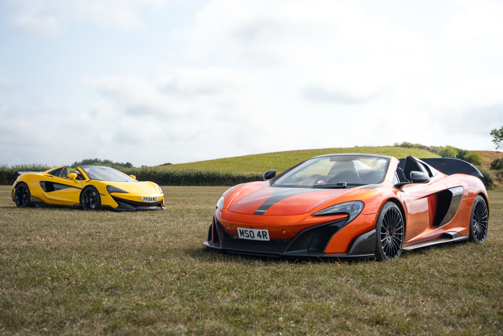 Supercar vs Classic — open-field automotive photography, photo 4
