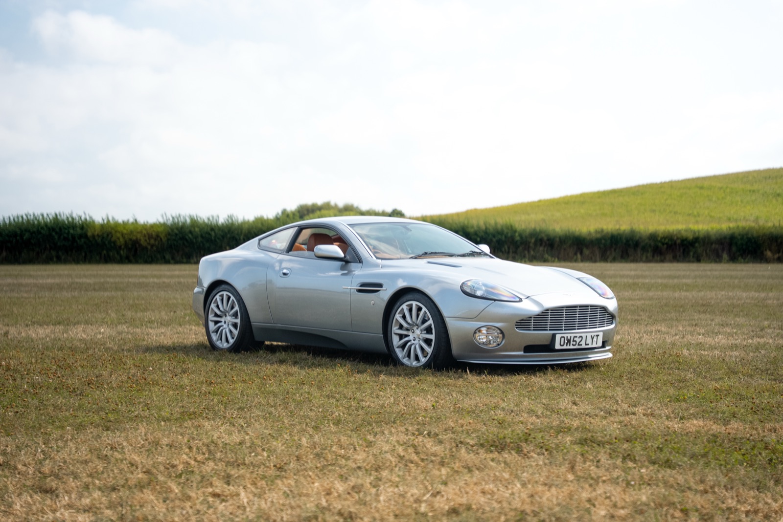 Supercar vs Classic — open-field automotive photography, photo 8