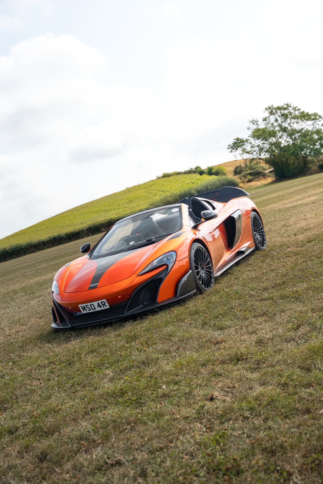 Supercar vs Classic — open-field automotive lineup