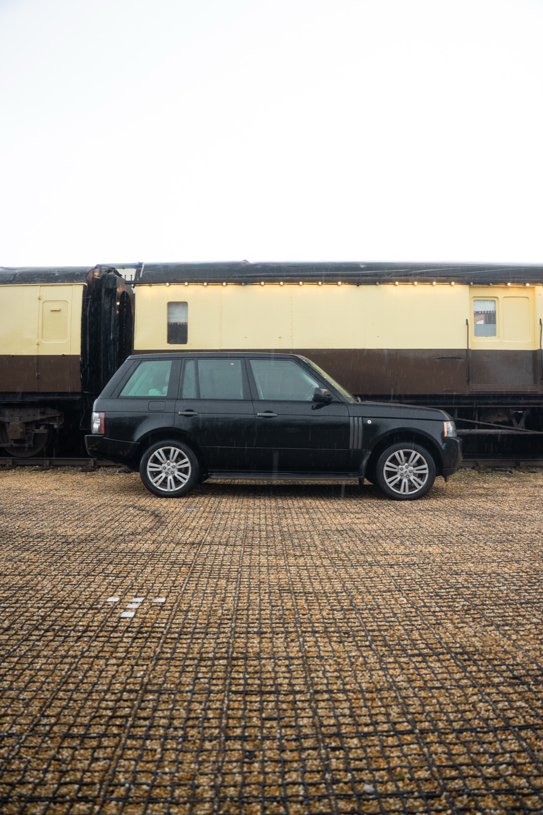 Black Range Rover P322 — Victri automotive photography, photo 1